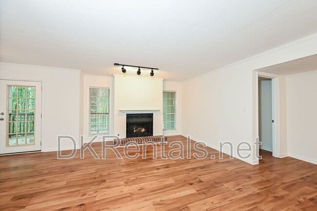 Building Photo - 201 Lenox Way NE