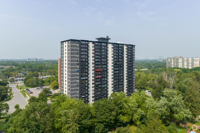 Building Photo - Maeford Court Apartments