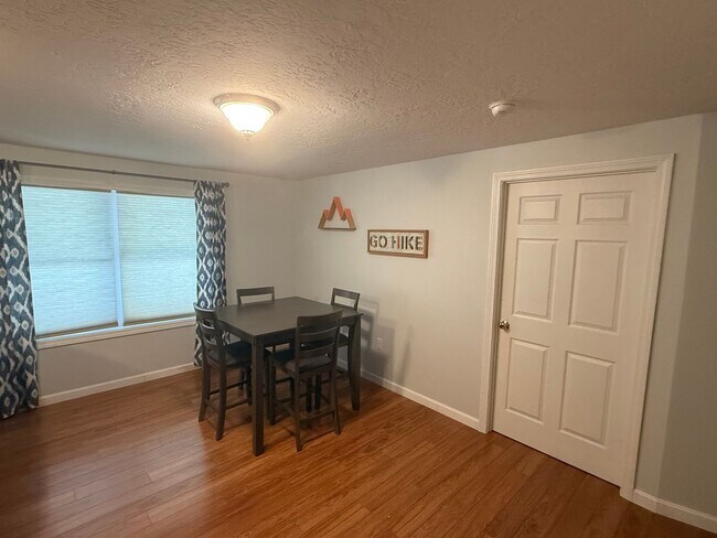 Building Photo - Spacious & Comfortable 4 Bedroom House - C...