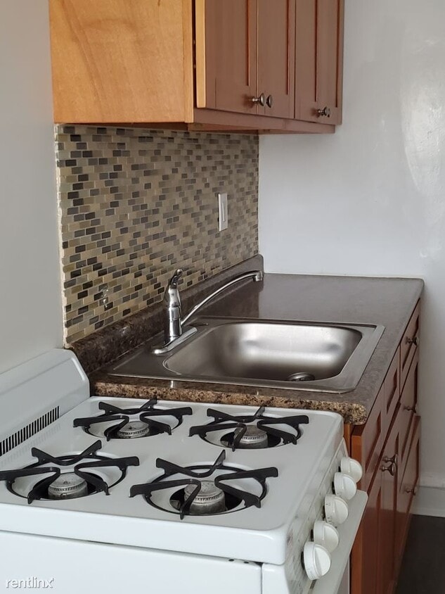 Building Photo - 1 br, 1 bath Apartment - 2445 E 72nd St