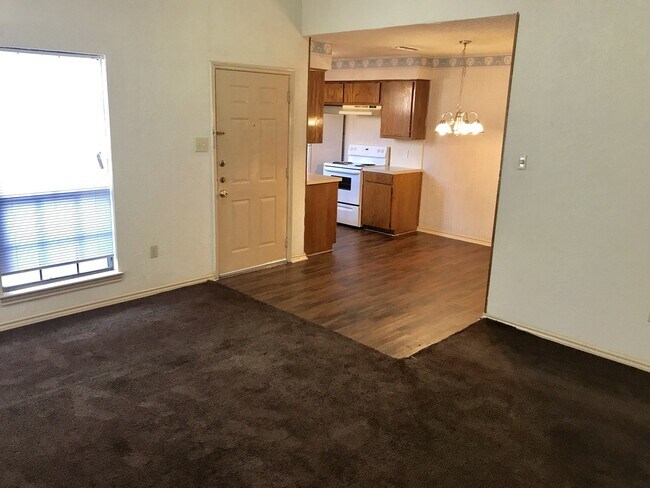 Foto del edificio - 3125 Tudor Ln
