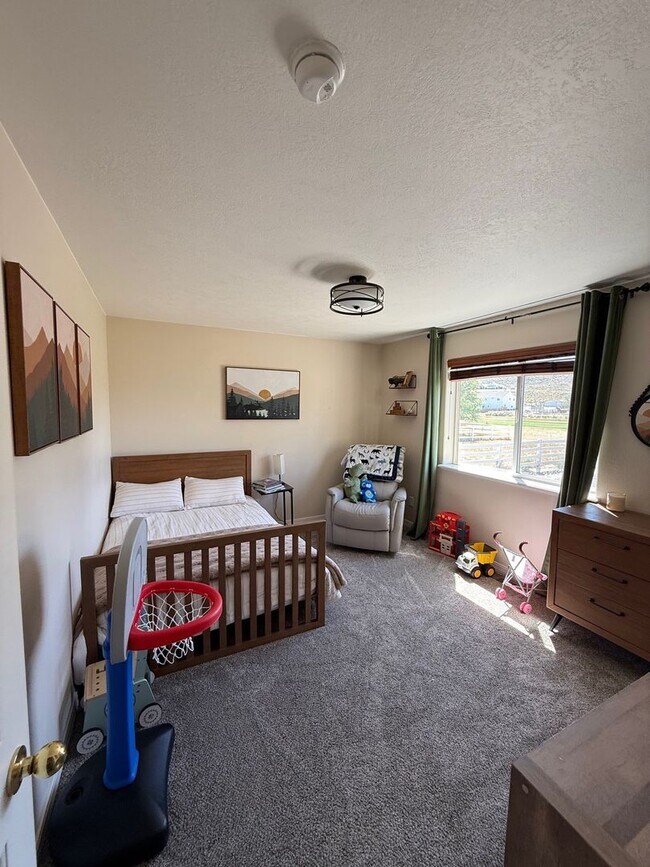 Building Photo - 3 bedroom home off of the Spring Creek Gol...