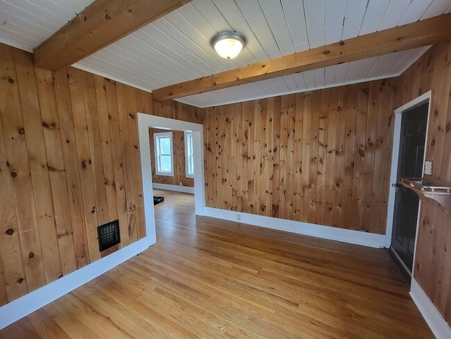 Building Photo - 547 Hickok Ave