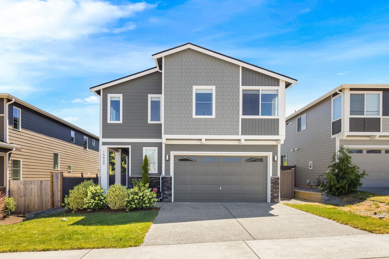 Foto principal - Simply Gorgeous 5 Bedroom 3 Bath Newer Con...