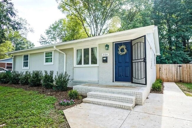 Building Photo - 2106 Longleaf Dr