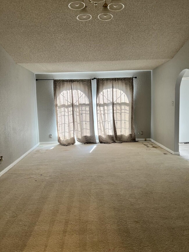 Building Photo - West El Paso, Scenic Heights. 3 bedrooms, ...