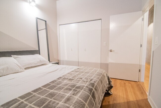Foto del edificio - 5/1 Start! Pet Friendly! 1bd/1bth with Bal...