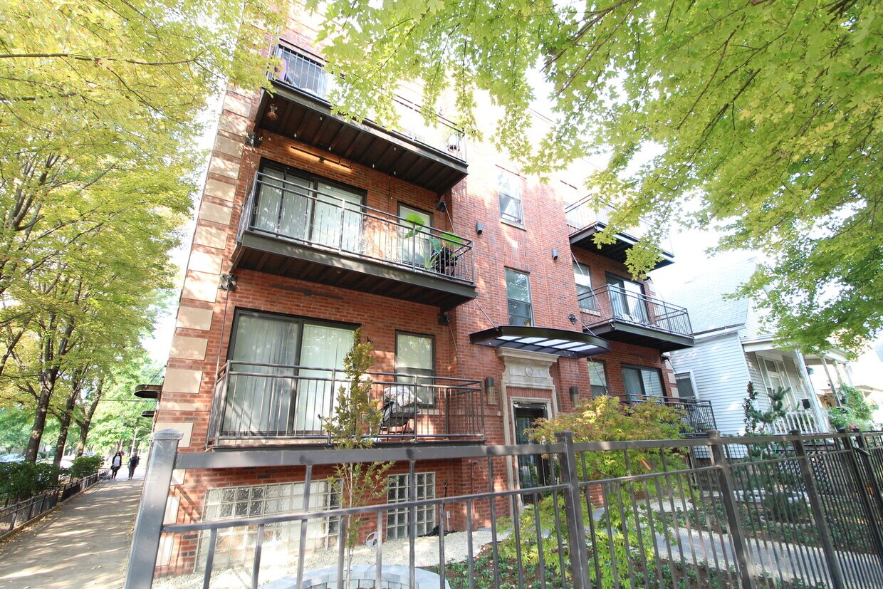 Primary Photo - 2642 W George St