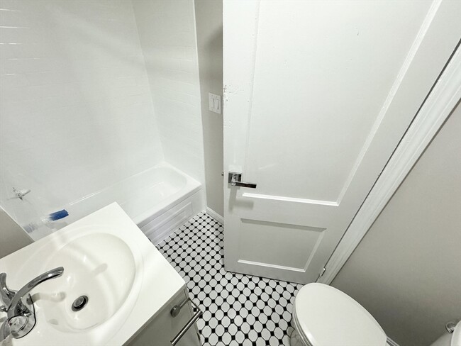 Building Photo - 57 Burrell St