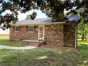 Building Photo - 709 Vanderford St