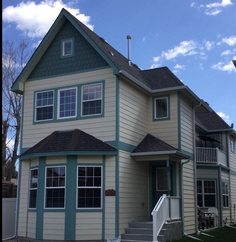 Primary Photo - 2 BEDROOM, 2.5 BATH TOWNHOME WITH 2 CAR AT...