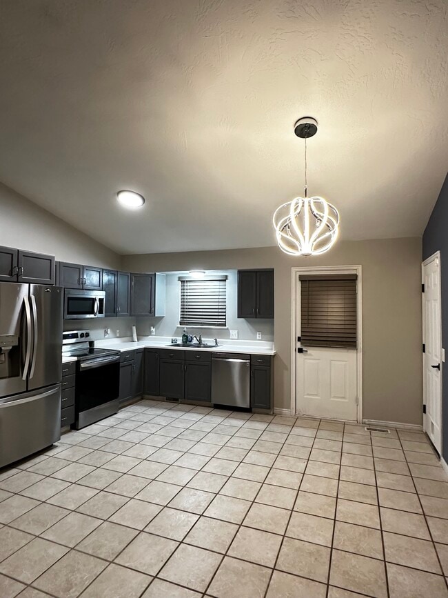 Building Photo - 758 Sunrise Ln