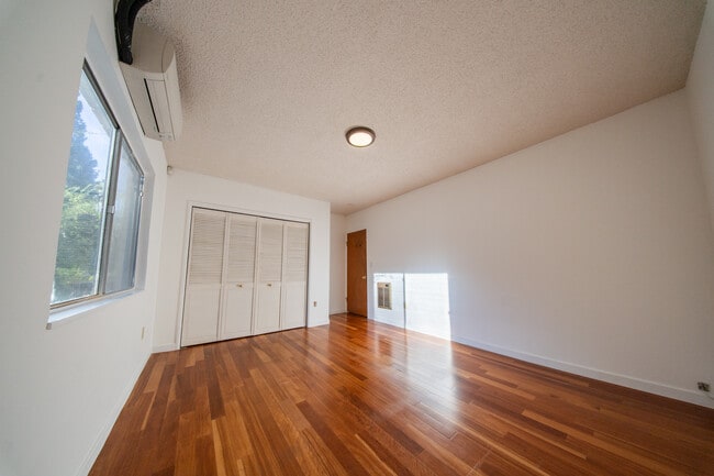 Building Photo - 8639 Crescent Dr