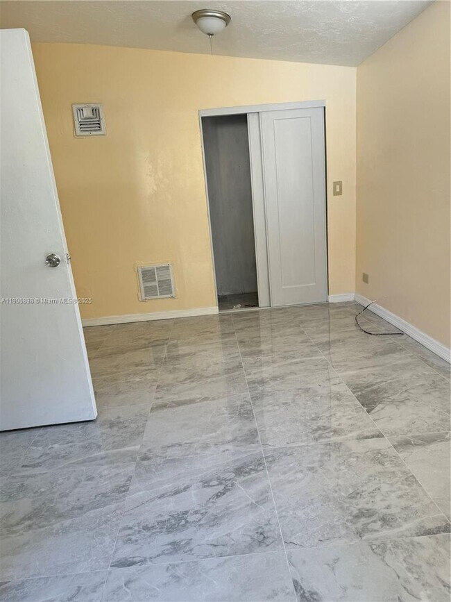 Foto del edificio - 290 NE 154th St