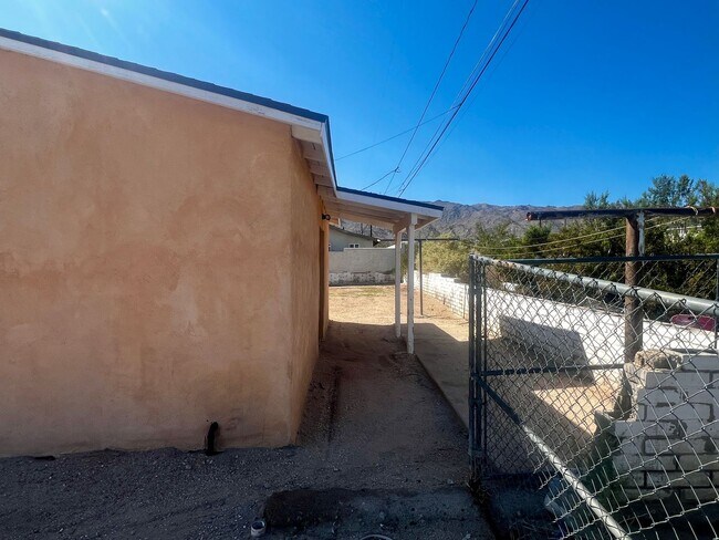 Foto del edificio - 6568 Oasis Ave