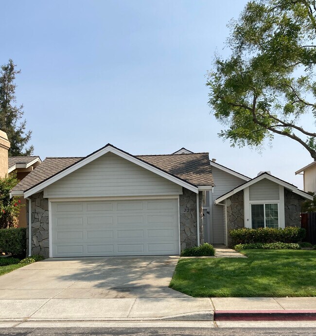 Building Photo - 2235 Bayo Claros Cir