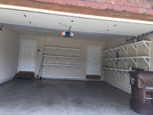 Foto del edificio - 3 Bedroom Home in Wonderful Neighborhood!