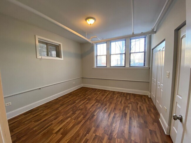 Foto del edificio - Rogers Park 1BR Garden unit - Near Red Line & Lake