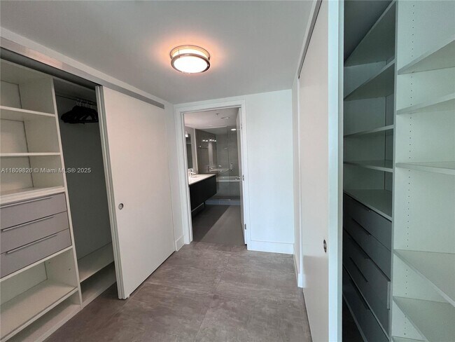 Foto del edificio - 6620 Indian Creek Dr