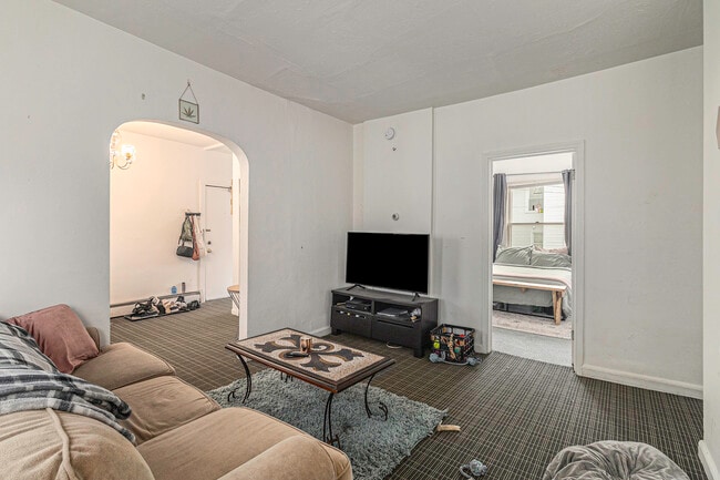 Building Photo - 415 N Thayer St