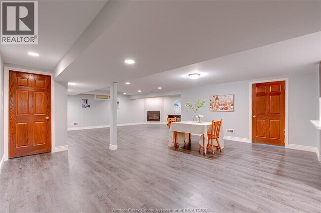 Photo du bâtiment - 824 Lake Trail Dr