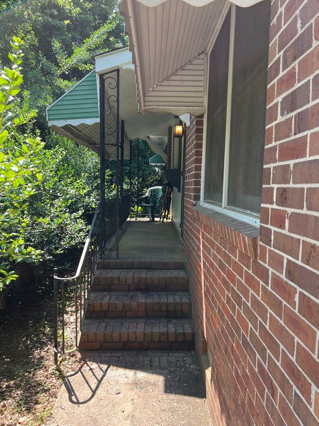 Building Photo - Cute 3 bedroom Brick Ranch Near Downtown a...