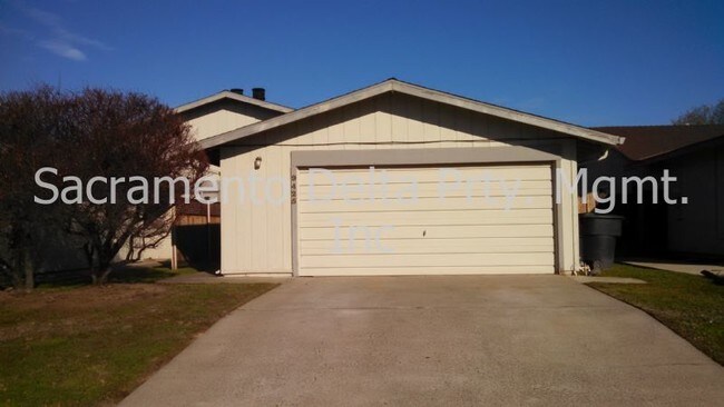 Building Photo - 3 BEDROOM 2 BATH DUPLEX