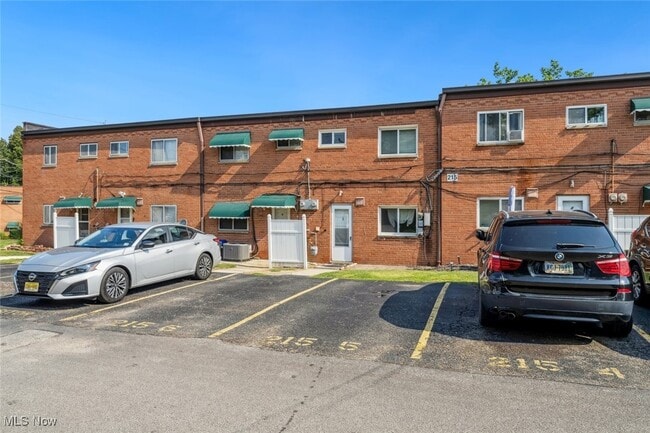 Building Photo - 215 Dalepark Dr