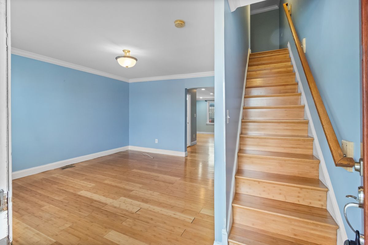 Building Photo - 318 20th St NE