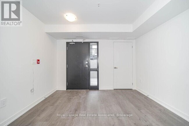 Photo du bâtiment - 1650 Victoria Park Ave