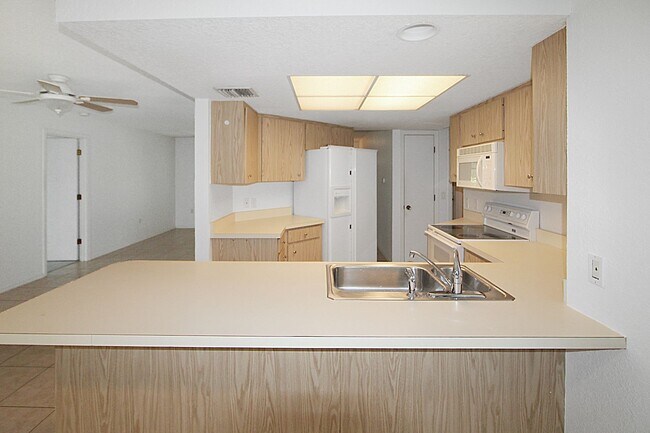 Building Photo - 832 Golf Dr