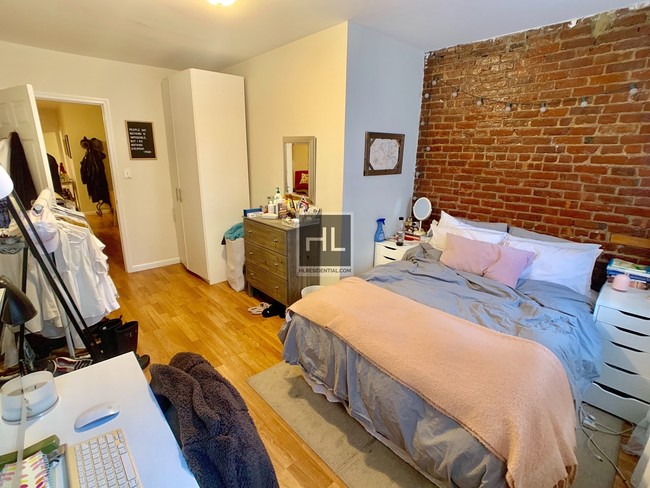 Building Photo - HOYT STREET 2 BED