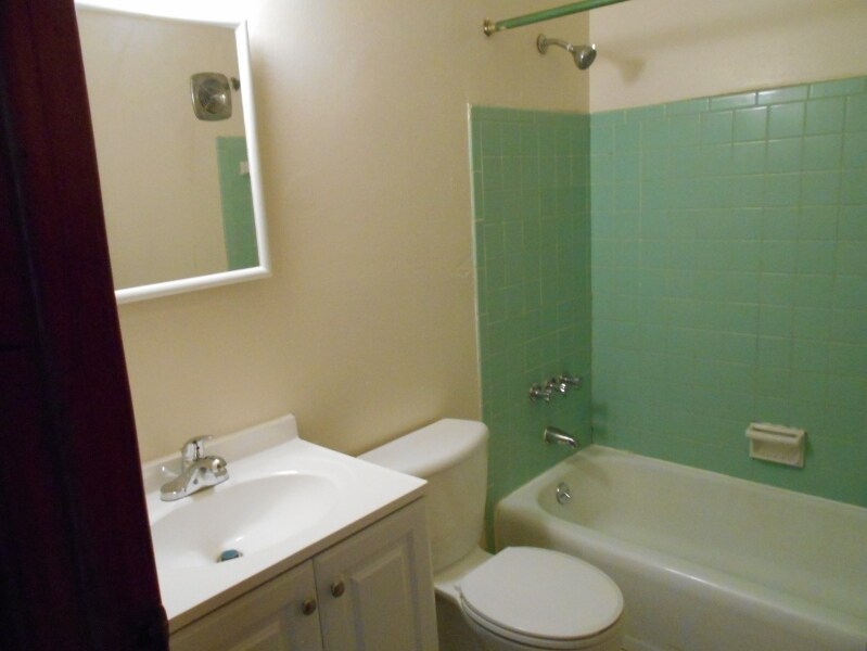 4215 S Vermont Ct, Saint Francis, WI 53235 Room for Rent in Saint