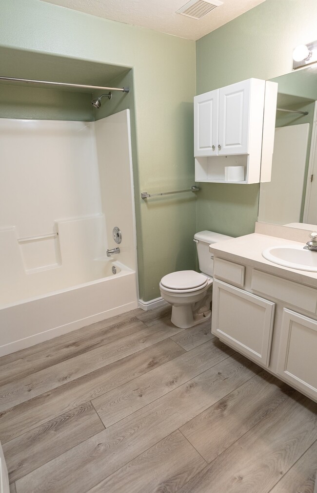 Foto del edificio - 8084 N Ridge Loop E