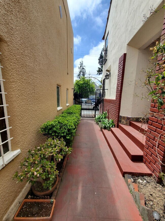 Foto del edificio - Charming 1 Bedroom/1 Bath Apartment for Re...