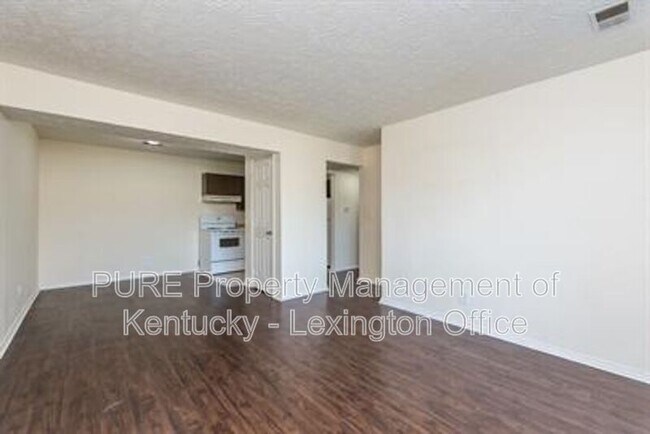 Foto del edificio - 352 Redding Rd