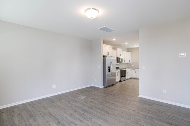 Foto del edificio - BEAUTIFUL 3BD/2.5BTH Townhome - MALLARD CREEK- MOVE IN READY