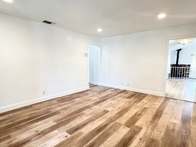 Foto del edificio - Three Bedroom Two Bathroom Home in Folsom