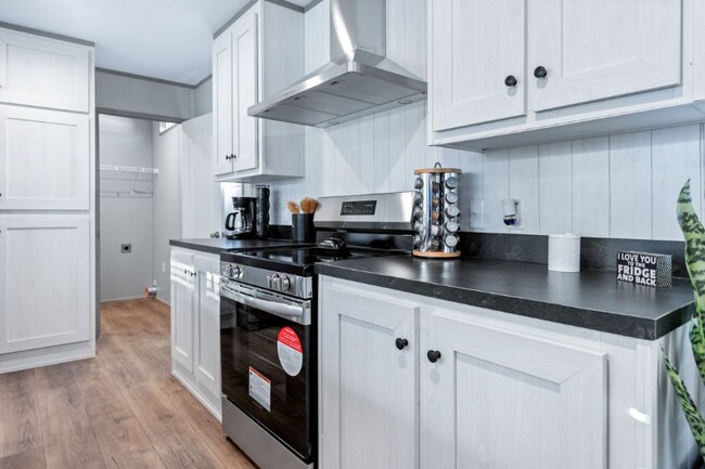 Foto del edificio - 10118 Falvey Lk Ln