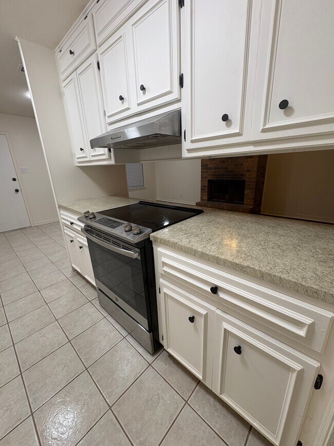 Building Photo - 5234 E Woodhaven Dr