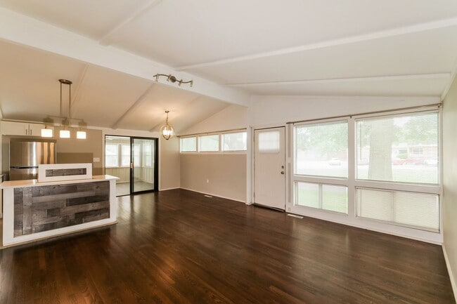 Foto del edificio - 4BR/2BA | Newly Renovated Single Family Home | 1-Car Garage Parking  | Fenced yard!