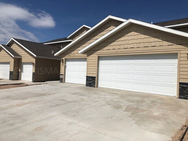 Foto del edificio - 2 BEDROOM, 1 BATH TOWN HOME, INDIVIDUAL ENTRANCE, ATTACHED GARAGE, PET FRIENDLY, NEWER DEVELOPMENT