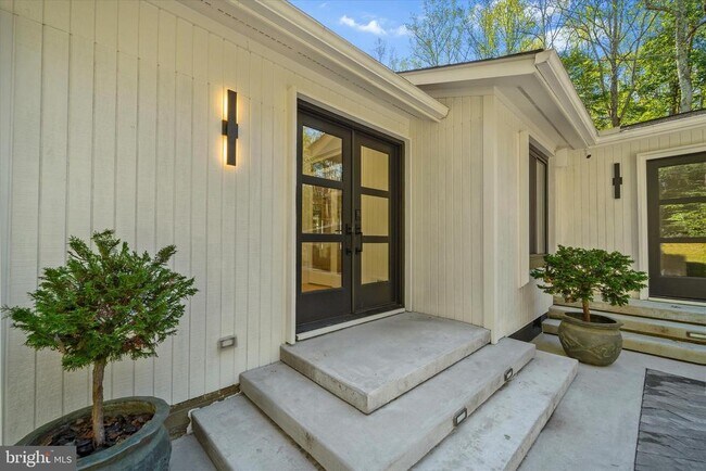 Building Photo - 7511 Willowbrook Rd