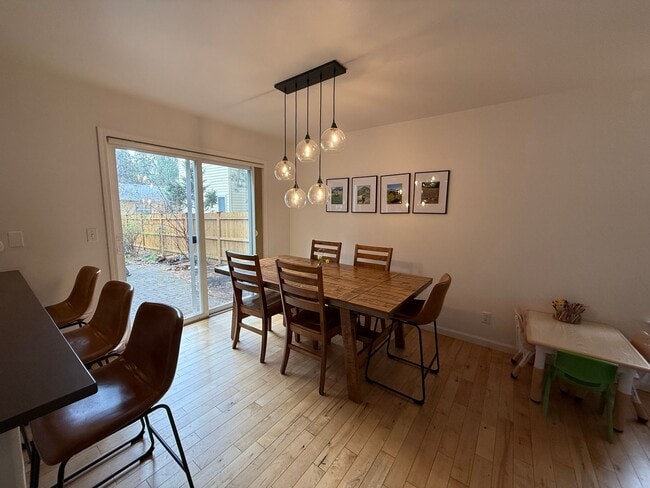Building Photo - Beautiful 3 Bed/2.5 Bath Home in West Bend - Albany Ave