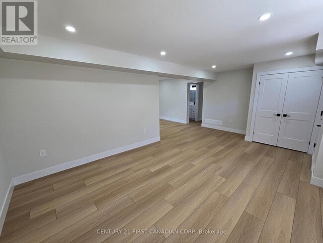 Photo du bâtiment - 640-640 Victoria St