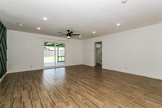 Building Photo - 2309 Southern Oaks Dr