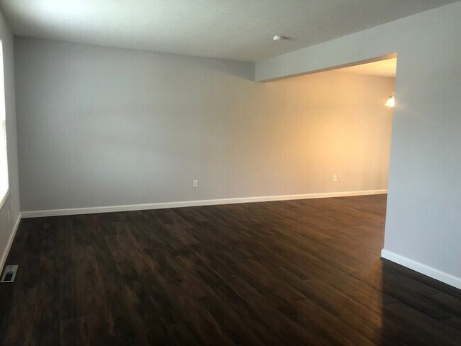 Building Photo - Spacious 4 bedroom home!