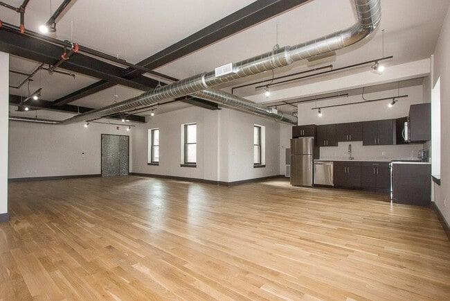 Building Photo - 190 Christopher Columbus Dr