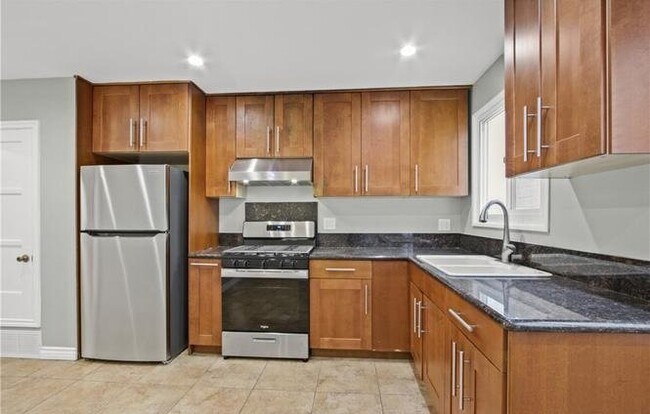 Building Photo - "Chic 1-Bed Condo at 325 Cedar Ave #7, Lon...