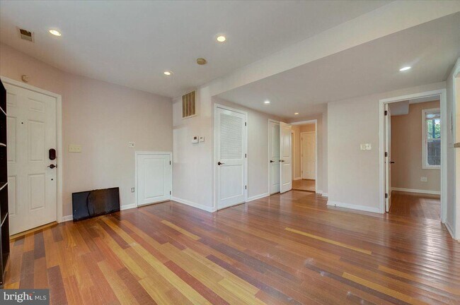 Building Photo - 303 Seaton Pl NE